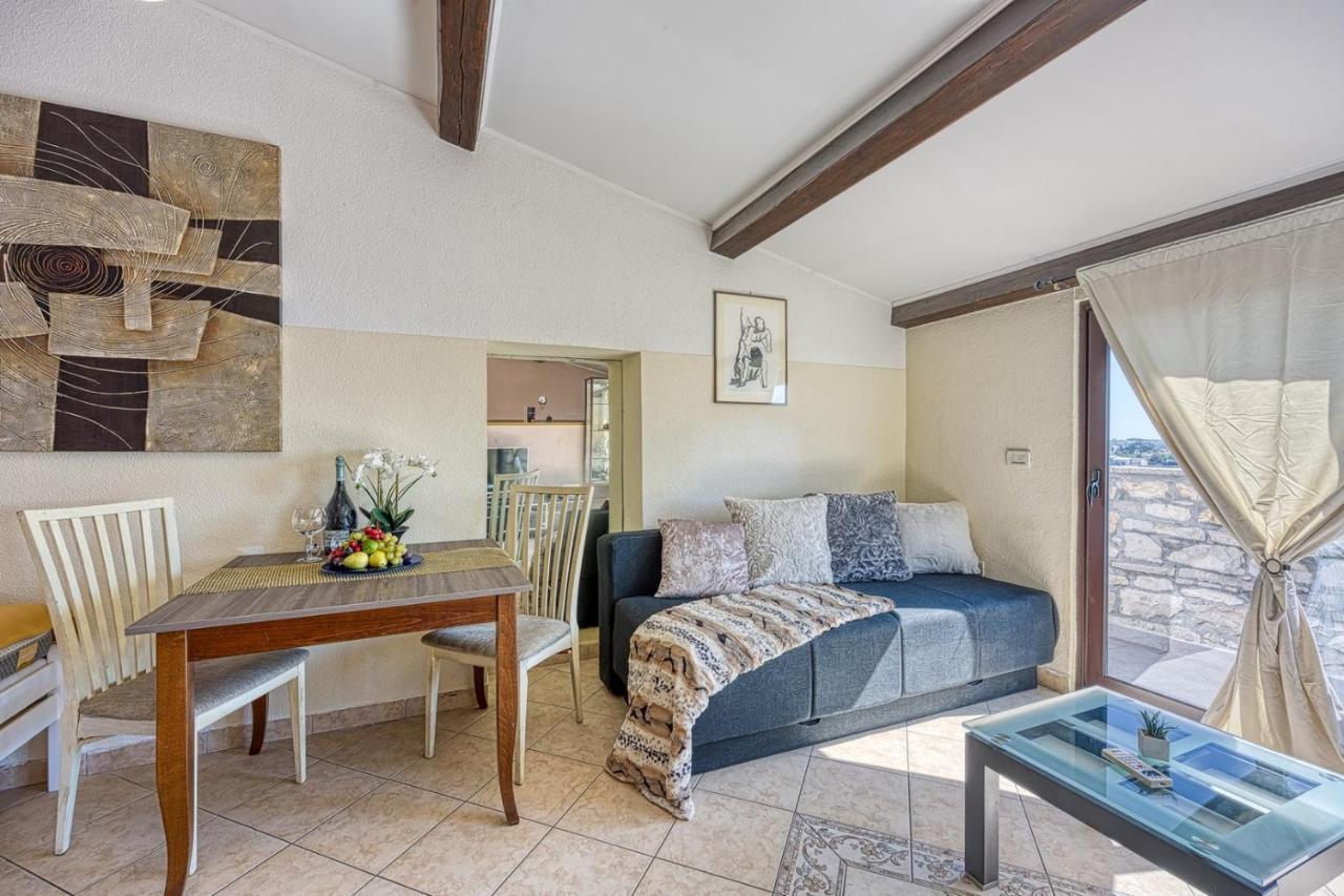 Old Town Apartments In Umag Exterior foto